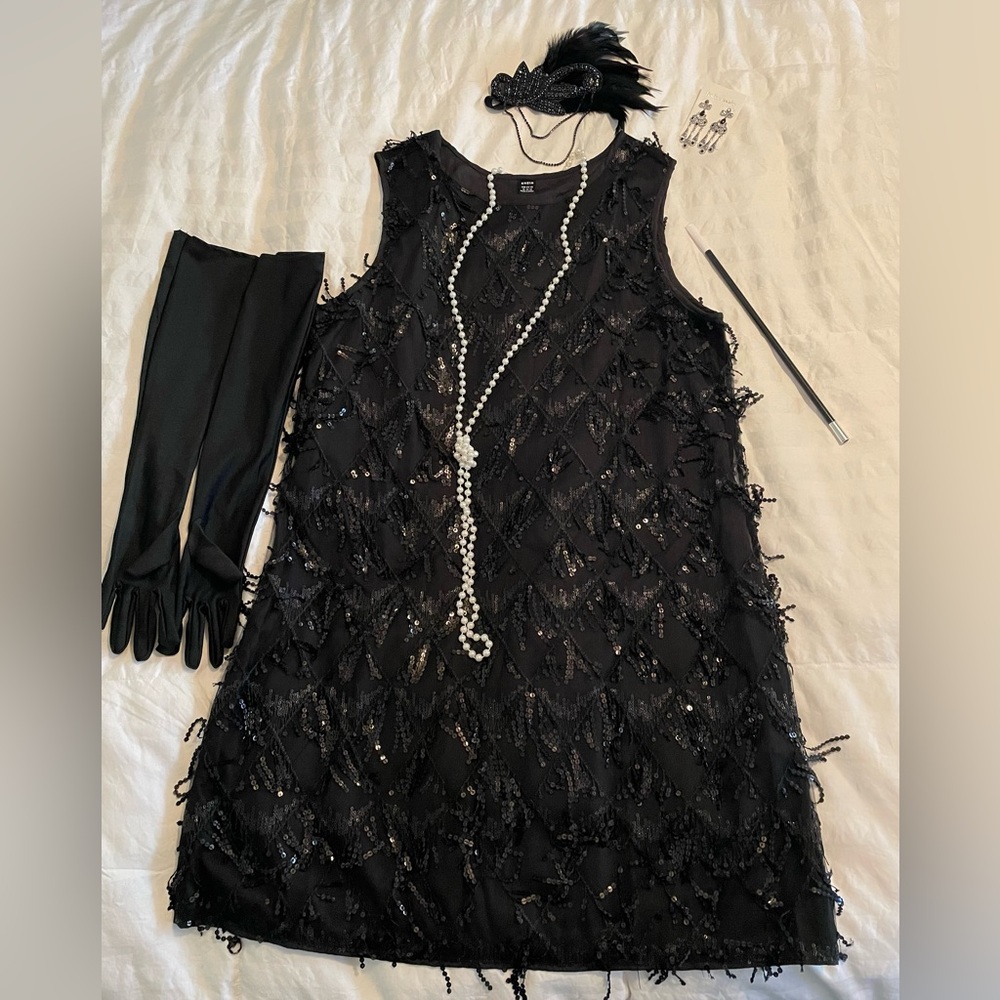 Complete 1920’s flapper girl costume XL ready for Halloween! NWOT.